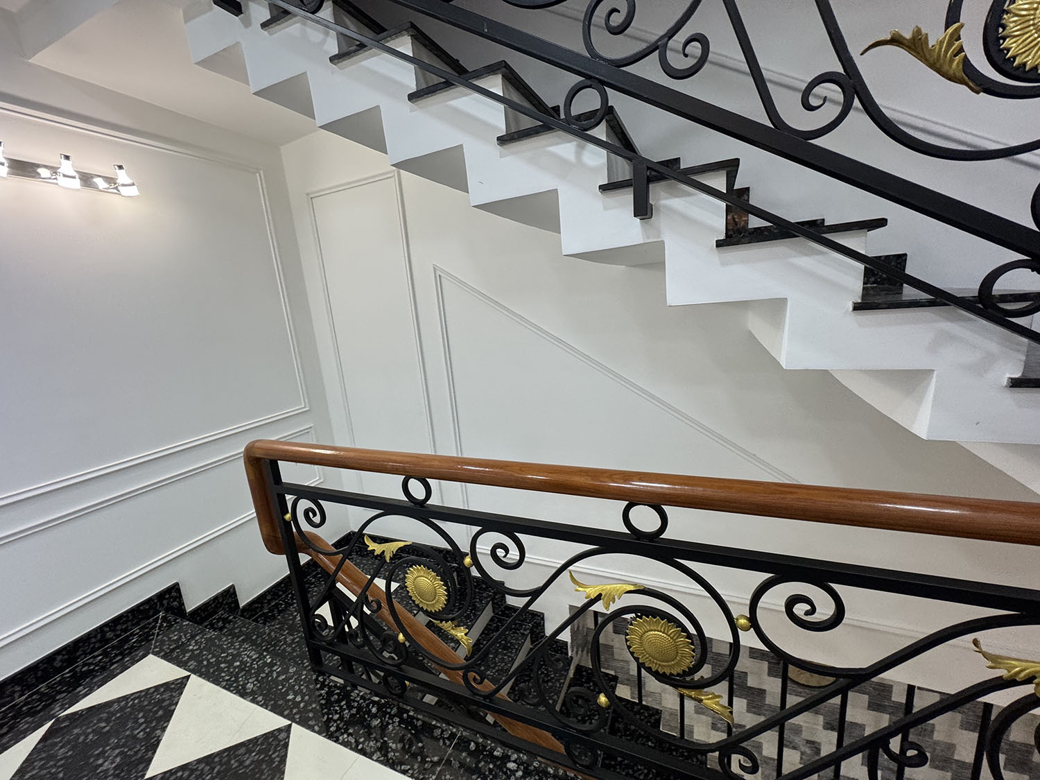 Biệt thự thiết kế tân cổ điển, full nội thất cao cấp xe hơi đổ trong nhà khu VIP Phạm Văn Hai